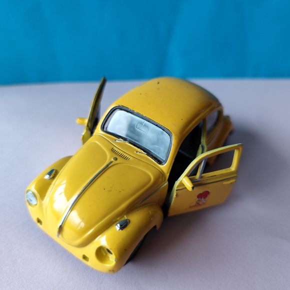 1997 St. Hubert Chicken Restaurant CANADA Volkswagen Yellow Beetle Metal 1:34 - Picture 6 of 8